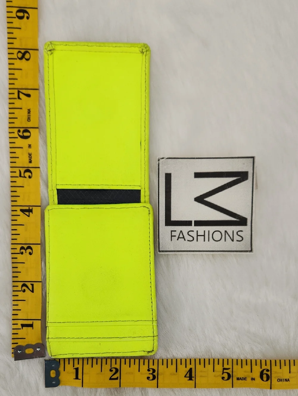 NIKE Bi-Fold Card Holder With Magnetic Close